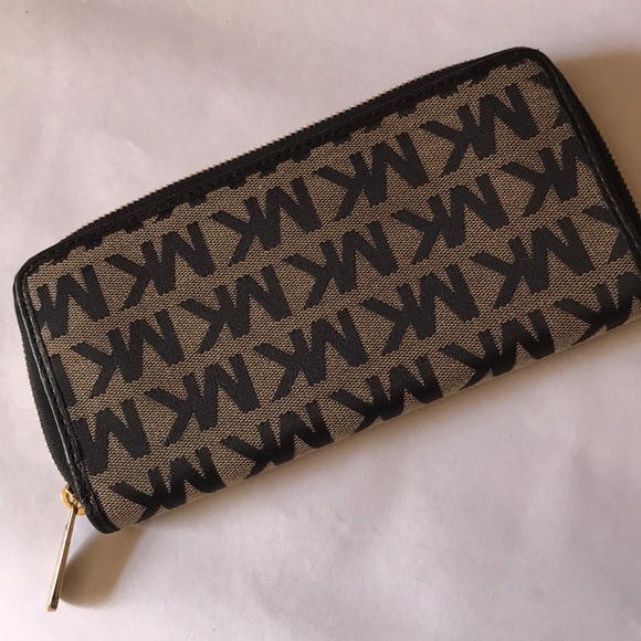 Michael Kors logo black zip around wallet - Picture 3 of 3